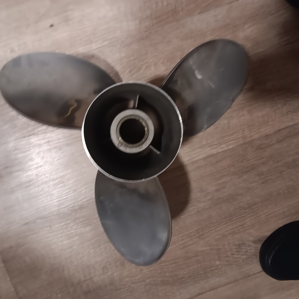 Sleek Silver 3-Blade Accent Propeller